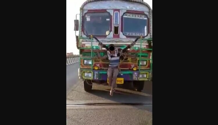 Theft accused tied to the front of truck in Kendrapara