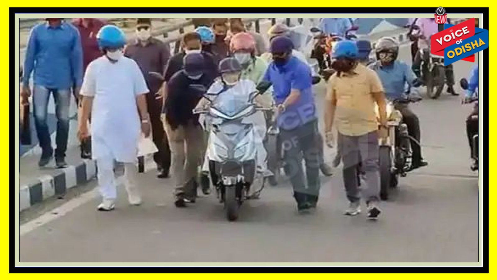 ସ୍କୁଟିରୁ ଗଳି ପଡ଼ିଲେ ମମତା