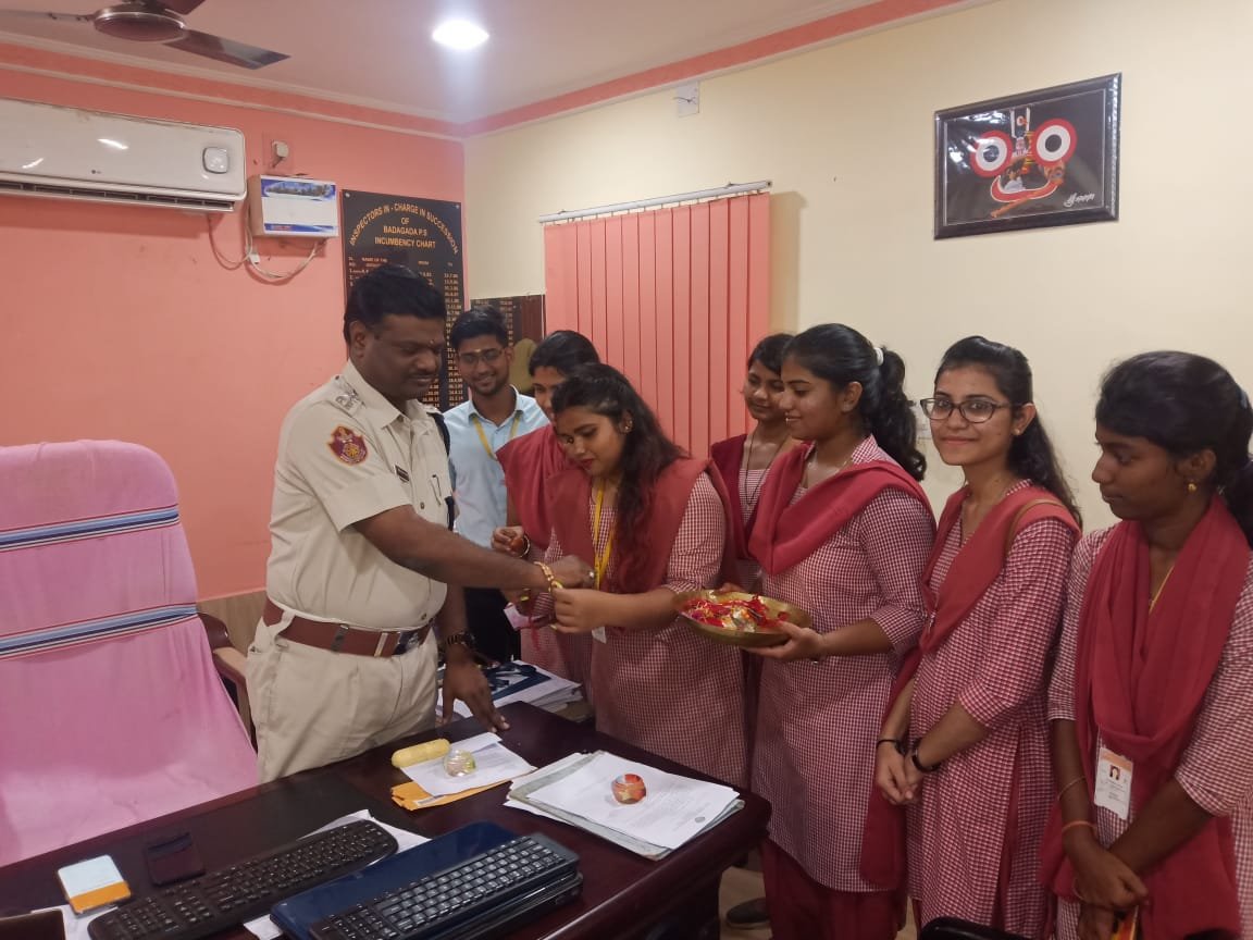ବିଜେବି କଲେଜ ଛାତ୍ରୀଙ୍କ ନିଆରା ଢଙ୍ଗରେ ରକ୍ଷା ବନ୍ଧନ 