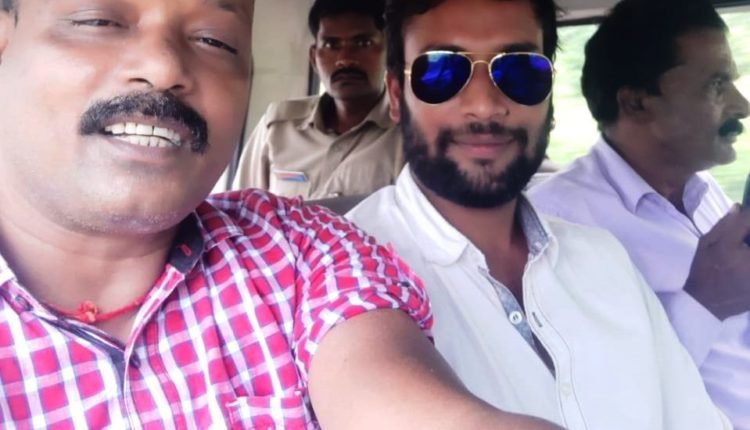 ଅଭିଯୁକ୍ତଙ୍କ ସହ ସେଲ୍ଫି  ଉଠାଇବା ଥାନା ଅଧିକାରୀଙ୍କୁ ମହଙ୍ଗା ପଡ଼ିଲା