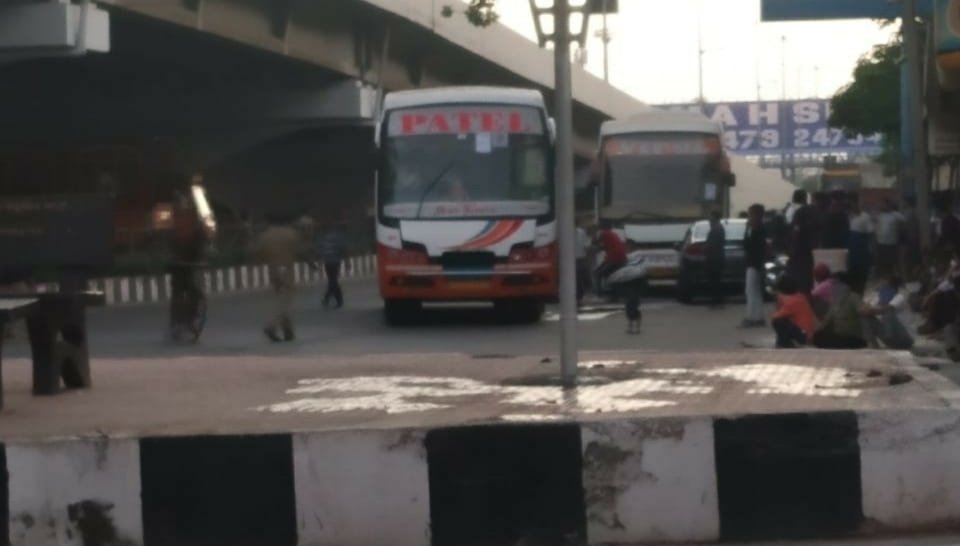 4ଟି ବସ୍‌ ରିଜର୍ଭ କରି ସୁରତରୁ ଓଡ଼ିଶା ବାହାରିଲେ 200 ଶ୍ରମିକ 