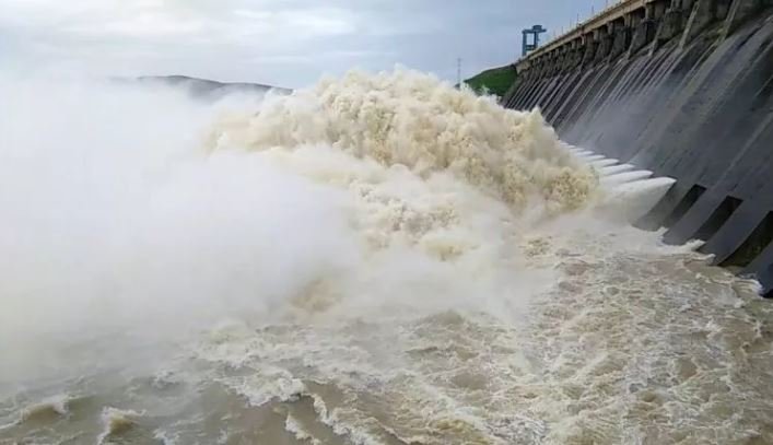 ଖୋଲିଲା ହୀରାକୁଦ ଜଳଭଣ୍ଡାରର ଗେଟ୍ ।