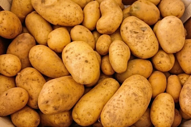"Potato politics" has erupted in Odisha due to a supply shortage of potatoes from West Bengal.